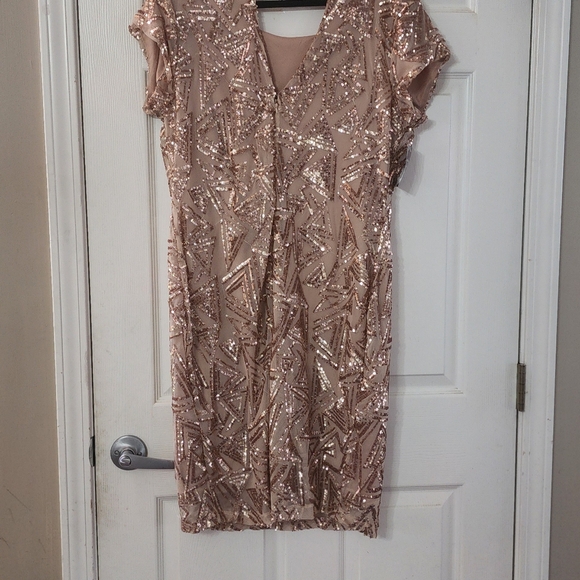 BLUEBELL COLLECTION Plus Gold sequined lined dress - Picture 6 of 7